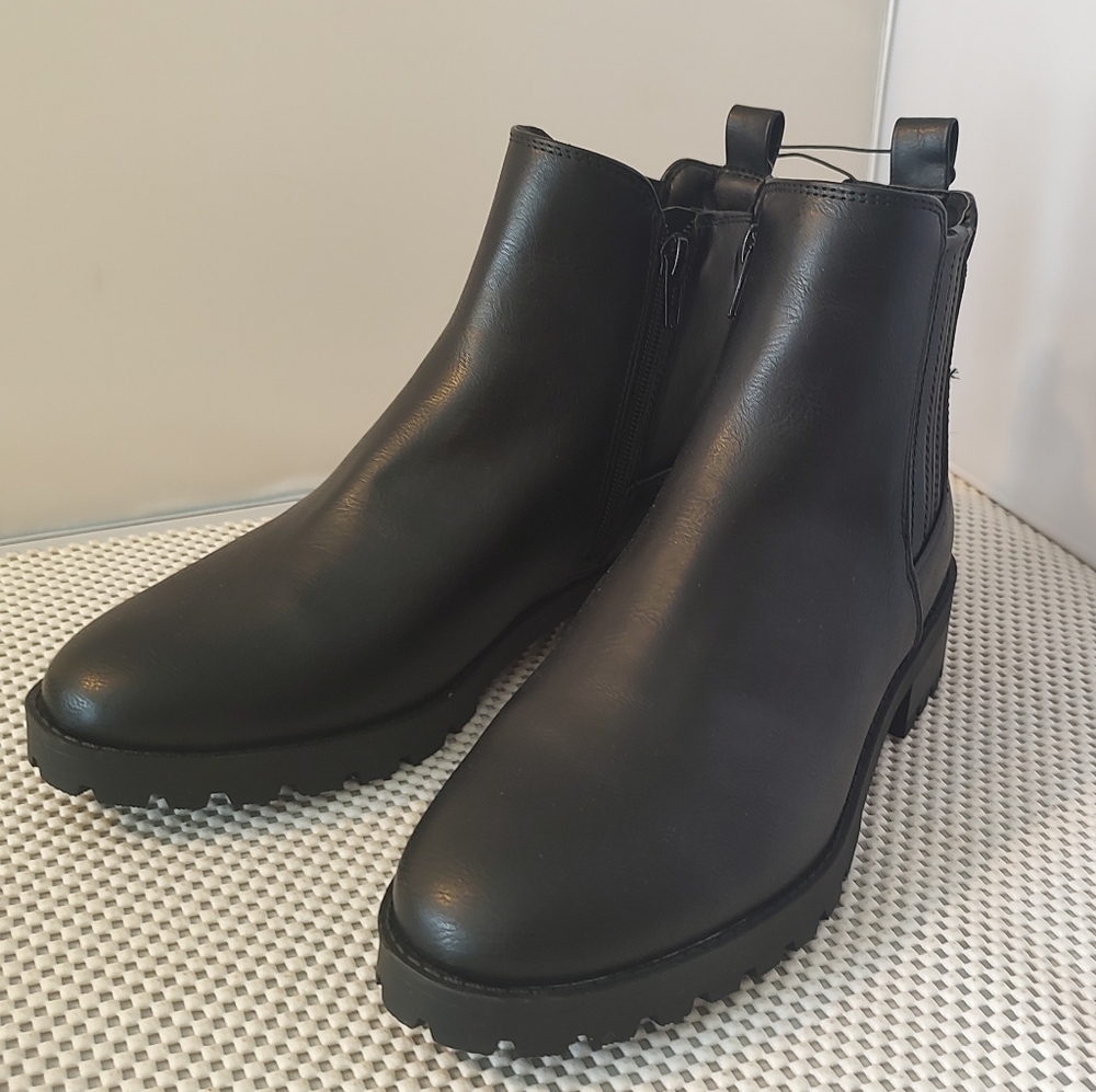 Time and Tru Women's Size 7W Lug Chelsea Boots Black